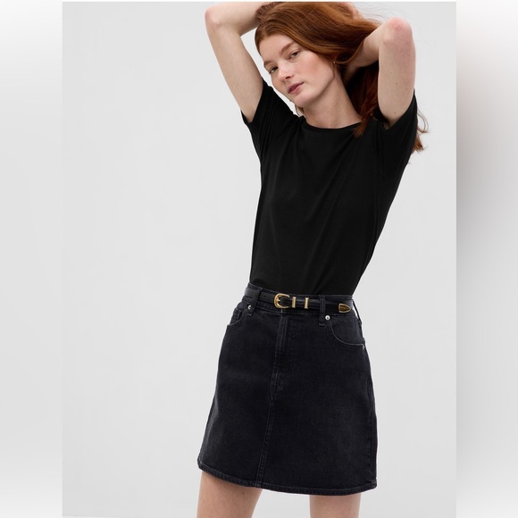 GAP Tops - Gap Crewneck Tee